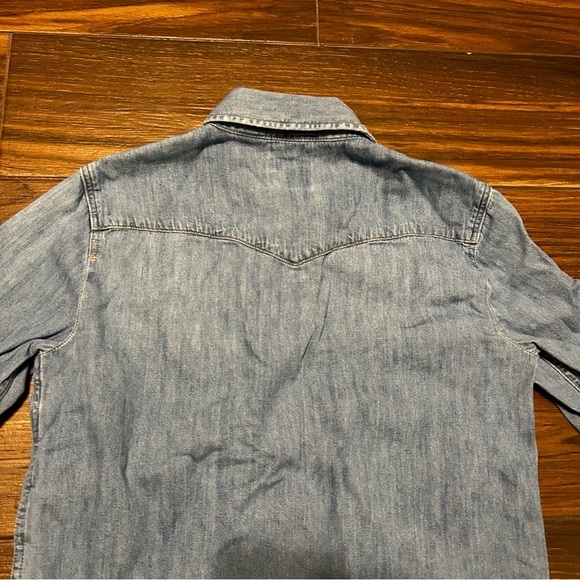 Levi’s Classic Fit Women’s Small Shirt Pearl Snap Button Down Closure - Picture 7 of 11